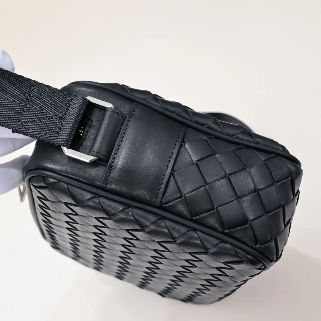 Batch 960 lntrecciato woven cow leather crossbody bag. Zipper opening and closing, the space is too big. It meets the daily needs of going out on the street. Mobile phone 📱 wallet 👛 power bank 🔋 There is no problem with the weaving process. The texture of the upper body 🔝 is very high-end. It is indispensable for going out. 66525# Size: 24.5×15×6cm Color: Black#